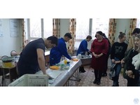 Школьников знакомили с профессиями парикмахера и строителя