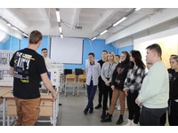 Школьникам показали мастерские и лаборатории