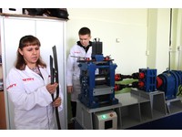 Ученики школ увидели работу прокатного стана и узнали как готовят канапе