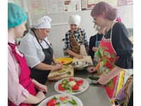 Учатся готовить и управляться с кухонным оборудованием