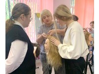 На профпробах учились плести модные косы