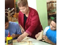 Учились пользоваться плотницким инструментом
