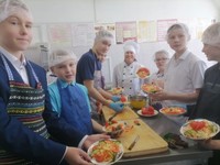 На уроках технологии учились красиво нарезать овощи