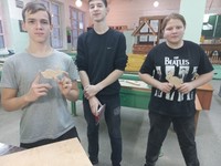 Школьники знакомились с плотницким мастерством