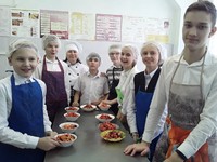 Школьники готовили и украшали винегрет