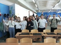 Попробовали себя в роли электромонтажников