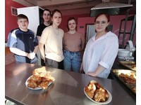 Школьники побаловали себя плюшками